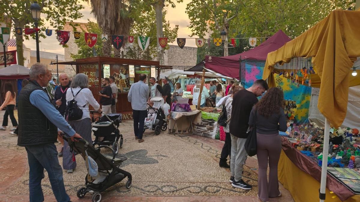 Vecinos y visitantes recorren el mercado medieval de Lucena.