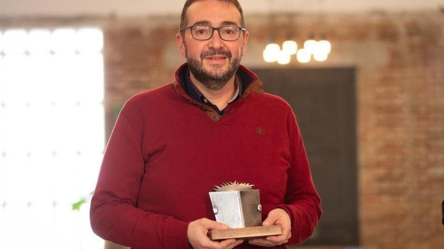 Juan Ramón Santos presenta su libro premiado con su hija