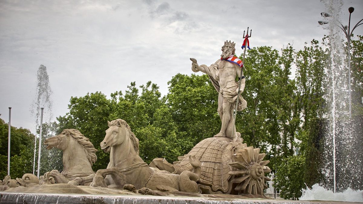 Archivo - La estatua de la fuente de Neptuno, con una bufanda del Atlético de Madrid