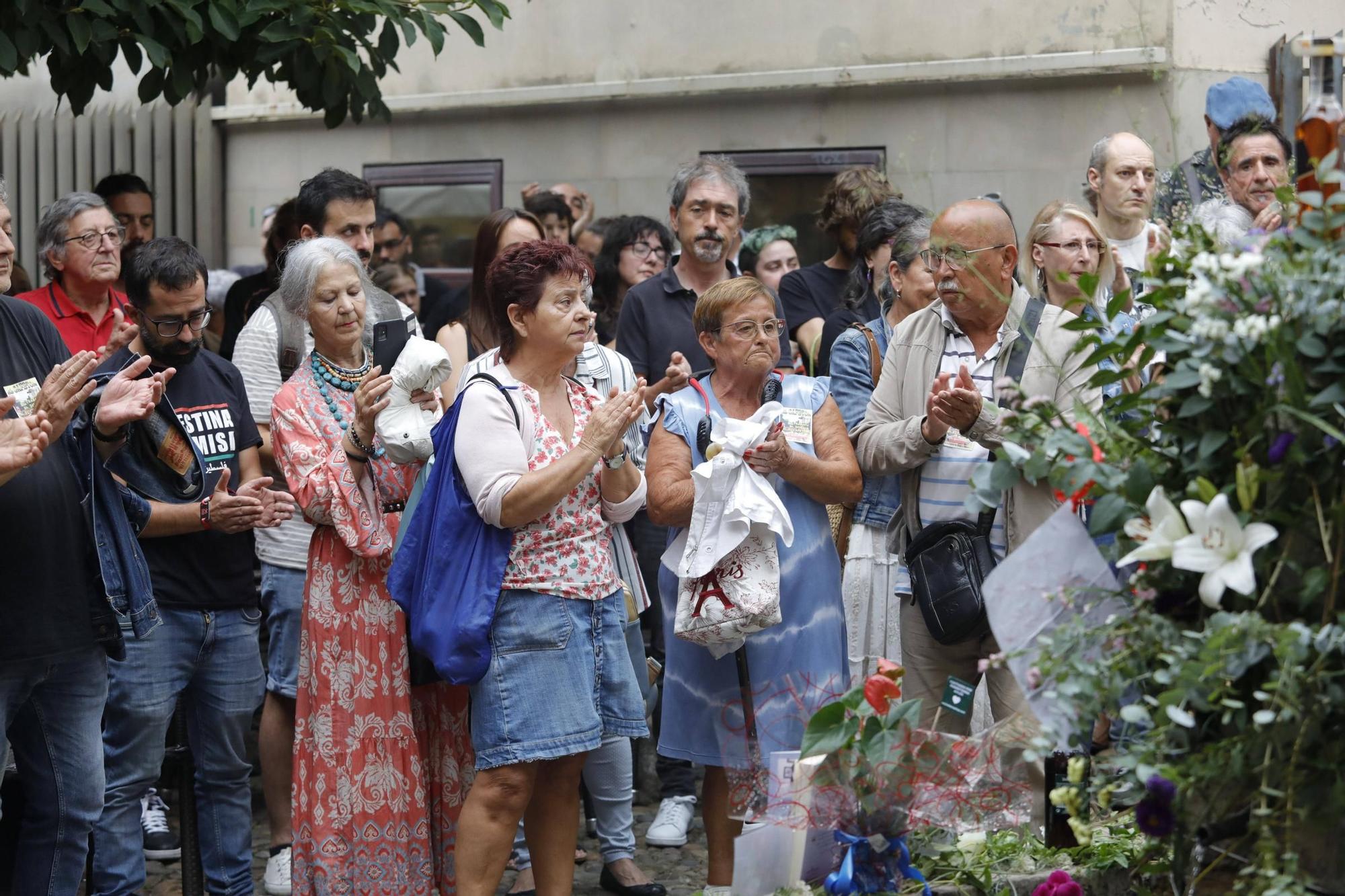 Así fue la despedida y el homenaje de amigos y clientes del Cafetón en Avilés a sus dueños, muertos en León