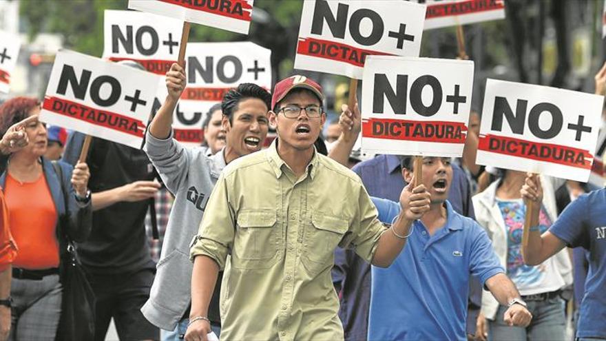 Chavismo y oposición esperan la batalla final con la economía colapsada