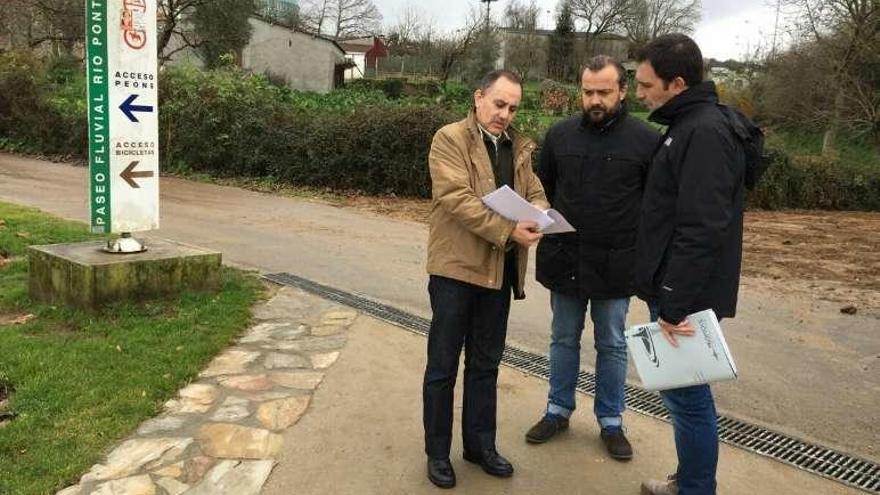 El alcalde y personal de la empresa, ayer, en el sendero fluvial.