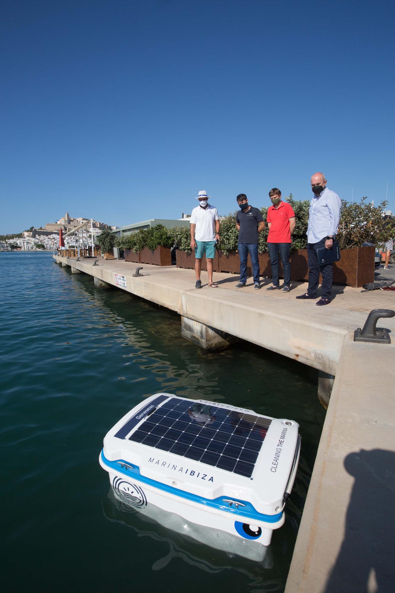 El ‘Geneseas’, un robot pionero en España limpia las aguas de la Marina Ibiza