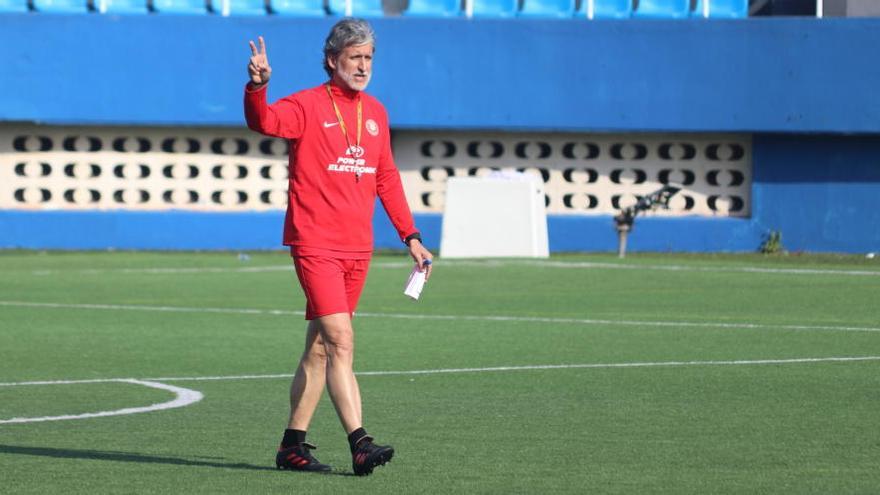 Pablo Alfaro, técnico de la UD Ibiza, dirige uno de los entrenamientos de su equipo.