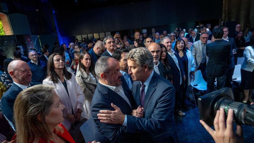 Feijóo y Alejandro Fernández exhiben sintonía tras aparcar el choque por el liderazgo del PP en Cataluña