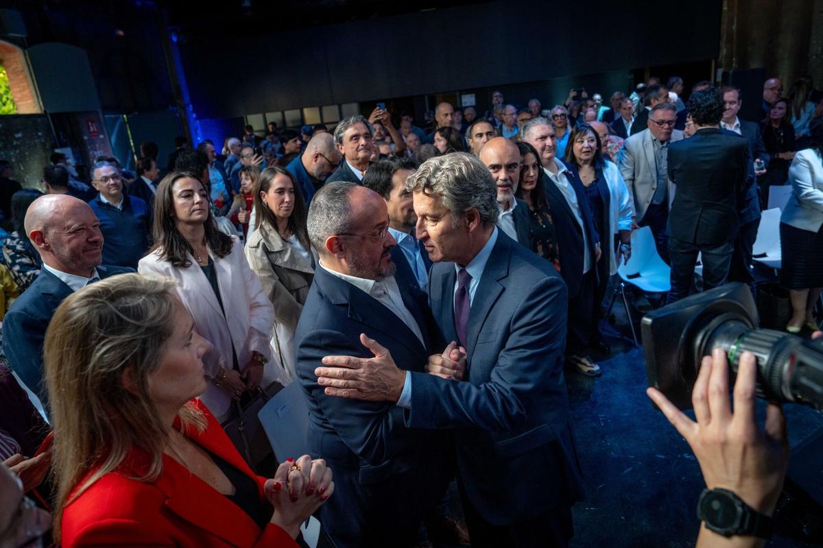 Feijóo i Fernández exhibeixen sintonia després d’aparcar el xoc pel lideratge del PP a Catalunya