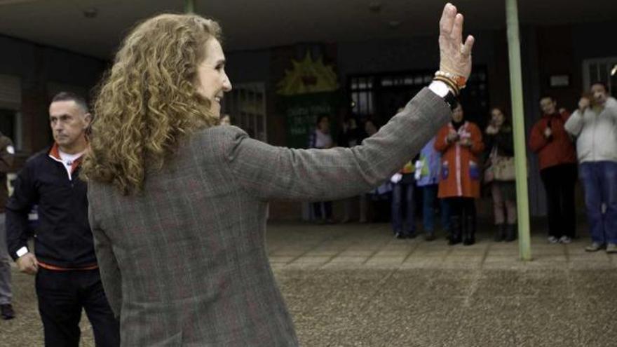 La Infanta Elena saluda a los alumnos, que la piropearon a su llegada al centro.