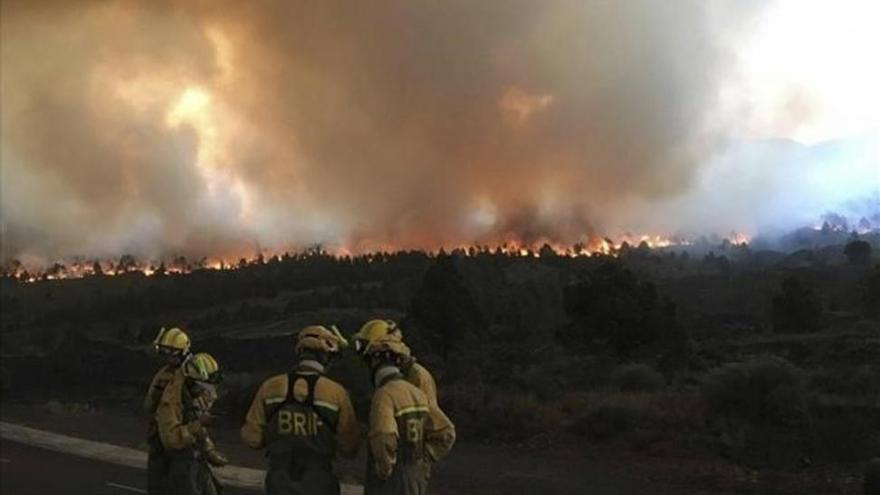 El viento y el calor impulsan el fuego que ya ha arrasado 3.600 hectáreas en La Palma