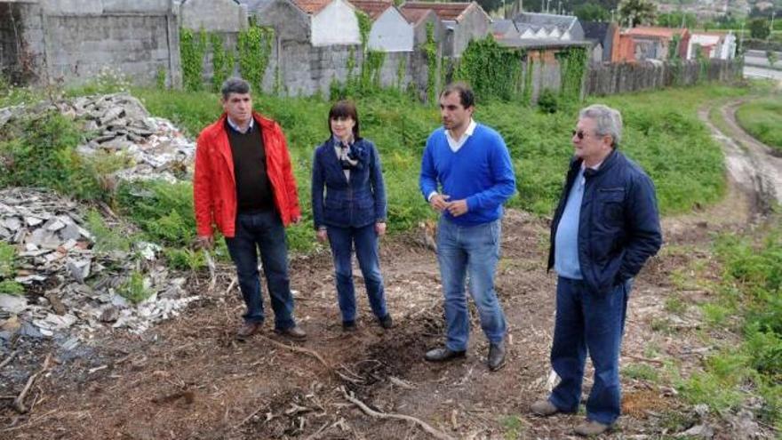 Los ediles del PP, ayer en la parcela proyectada para ampliar el cementerio.  // Gustavo Santos