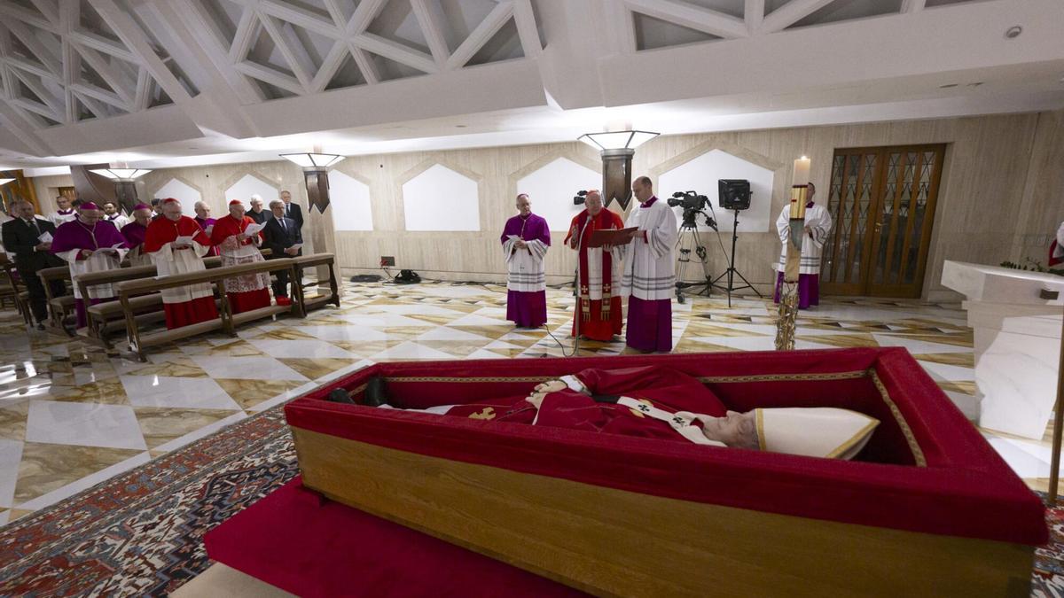 Las primeras imágenes del papa Francisco en su féretro