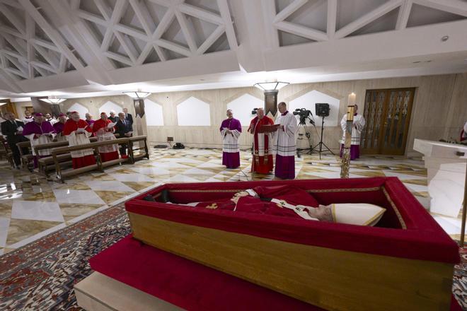 Las primeras imágenes del papa Francisco en su féretro