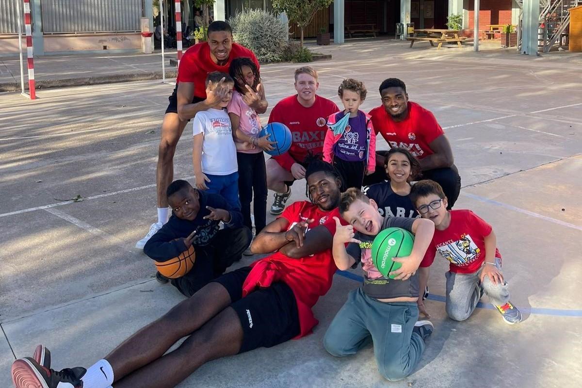 Previo al choque ante el Bilbao Basket, losjugadores del BAXI visitaron la Escola Sant Ignasi