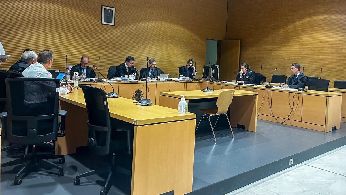 El acusado, de espaldas a la izquierda de la imagen, acompañado de su abogado en el juicio celebrado este martes.