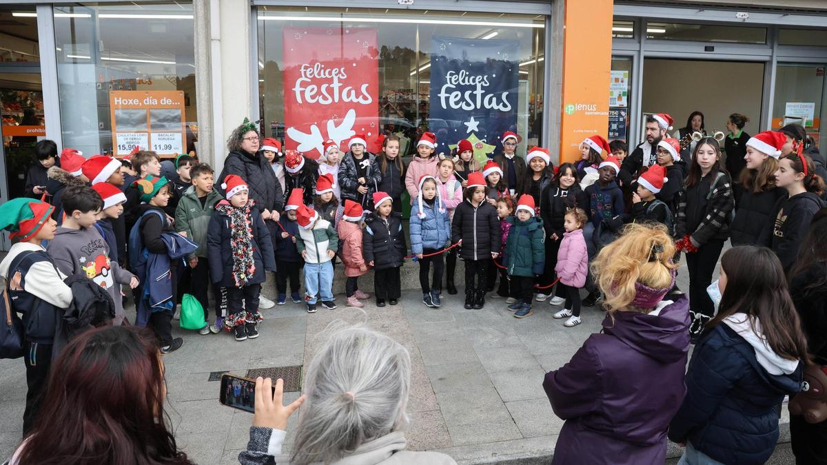 Los niños del colegio O Sello, en Cabral, recorren las calles para pedir el aguinaldo