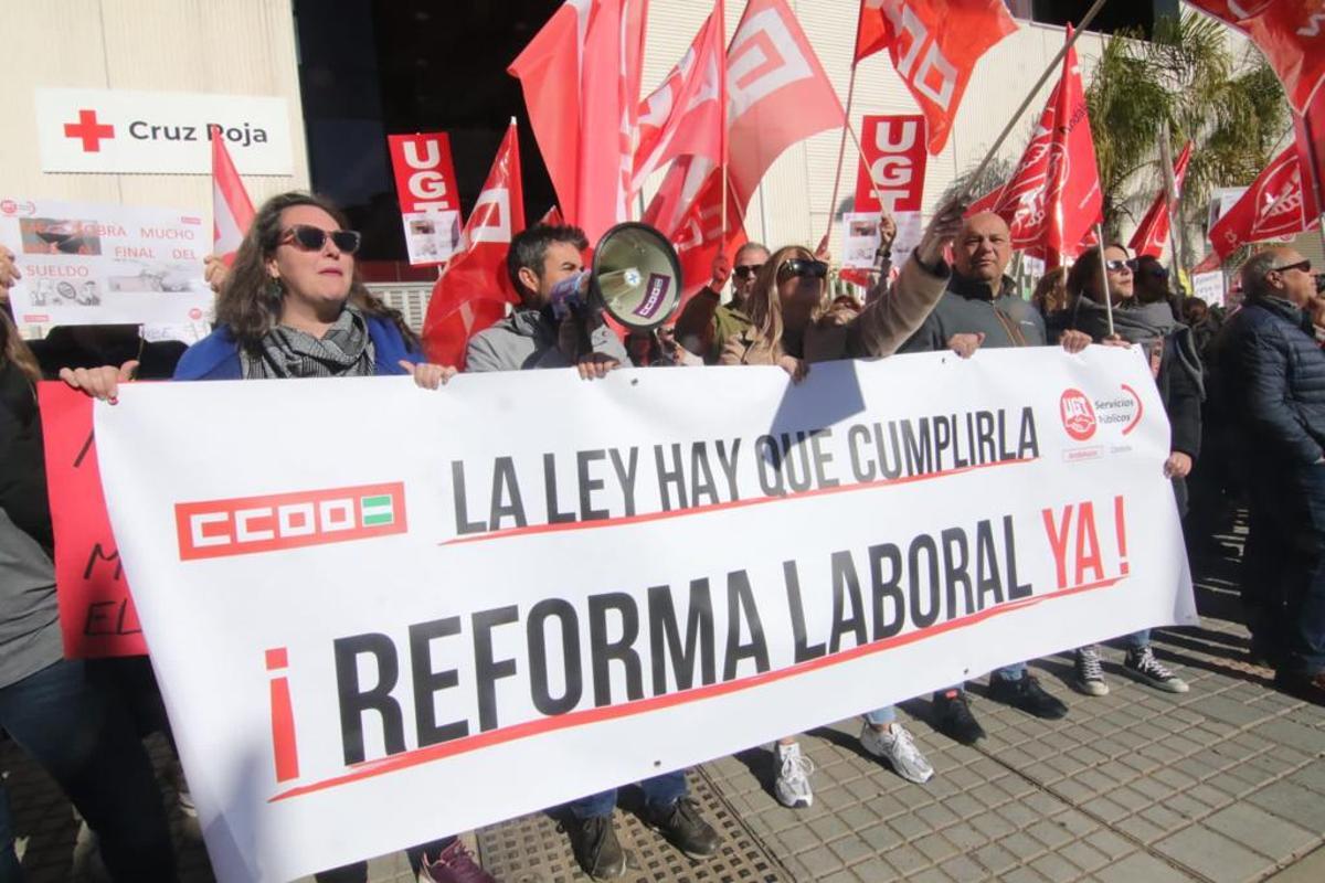Protesta para exigir la actualización de los salarios en la puerta de Cruz Roja Córdoba.