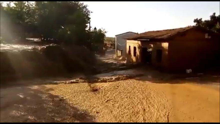 Agua y lodo por las calles de Valverde de la Vera