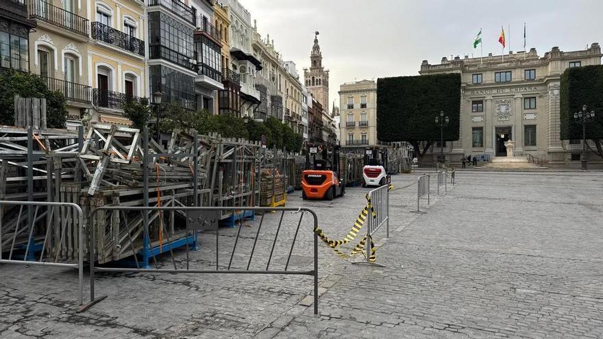 Comienza el montaje de los palcos de la Carrera Oficial de la Semana Santa de Sevilla y los hosteleros estallan