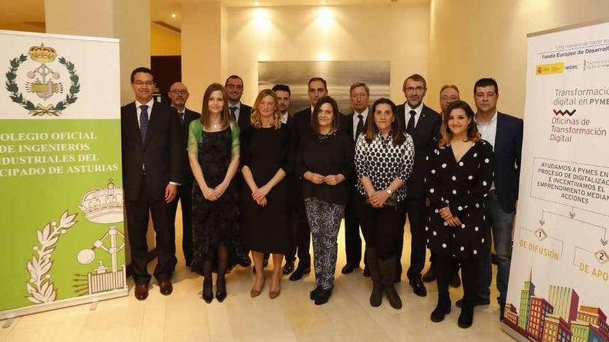 Foto de familia de los miembros de la junta directiva del Colegio de Ingenieros Industriales del Principado antes de la celebración.