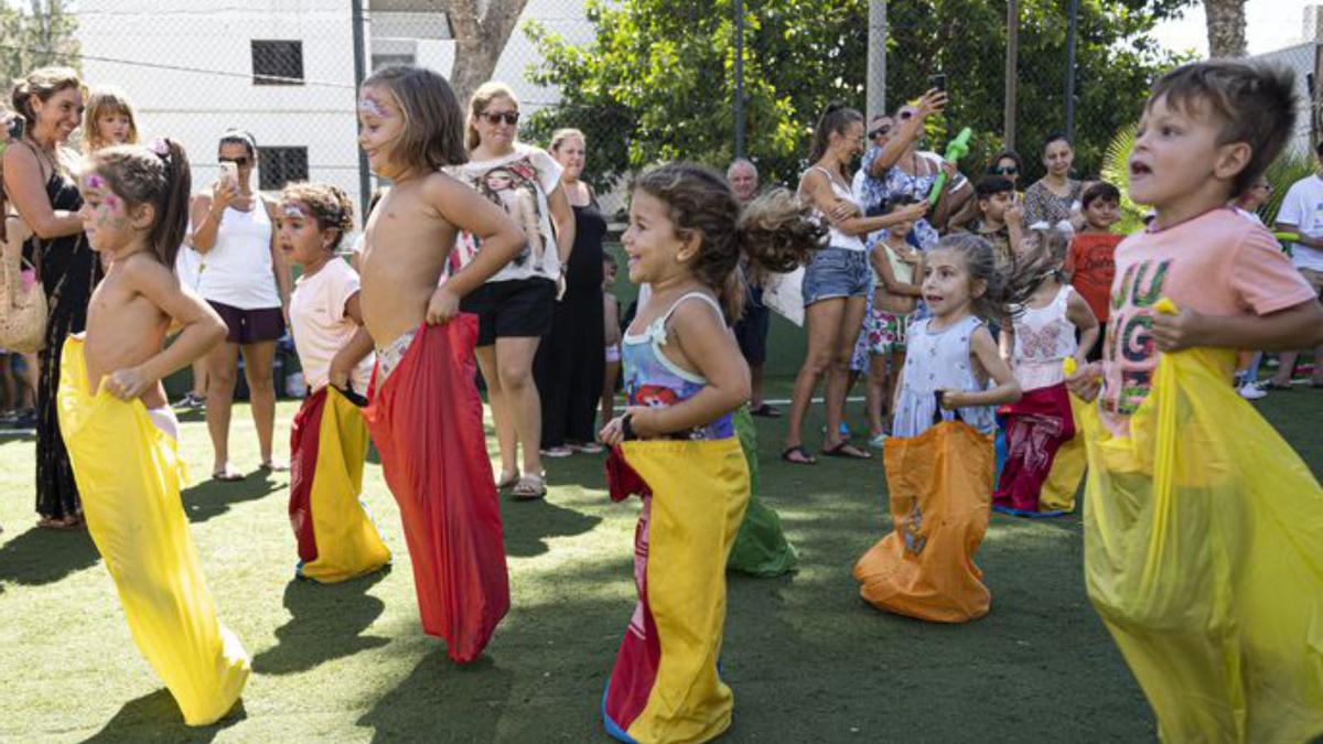 Los niños participan en la carrera de sacos.   