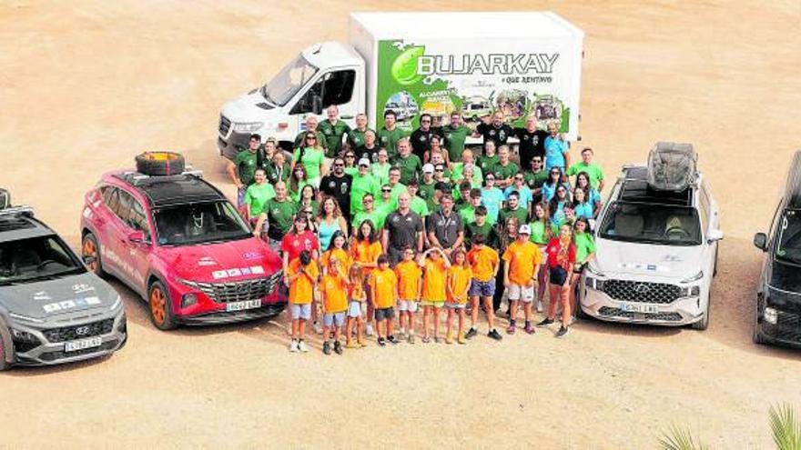 aventura solidària. El Tucson es va comportar a la perfecció. La caravana va realitzar diverses parades per fer nombroses revisions mèdiques oculars i lliurar material als nens. HYUNDAI