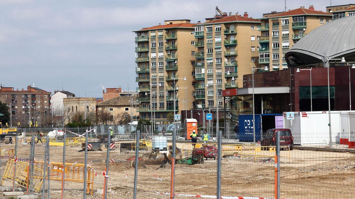 Obras de urbanización del triángulo del Portillo de Zaragoza, este martes.