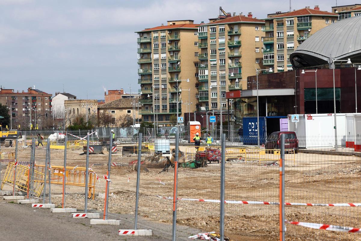 Obras de urbanización del triángulo del Portillo de Zaragoza, este martes.