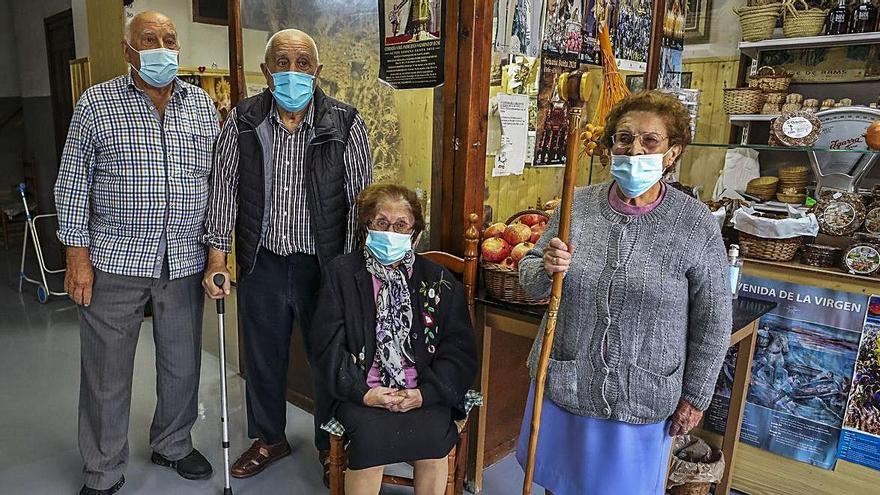 Los cuatro hermanos, Pepe, Paco, Pascuala y Paquita, en el taller familiar.