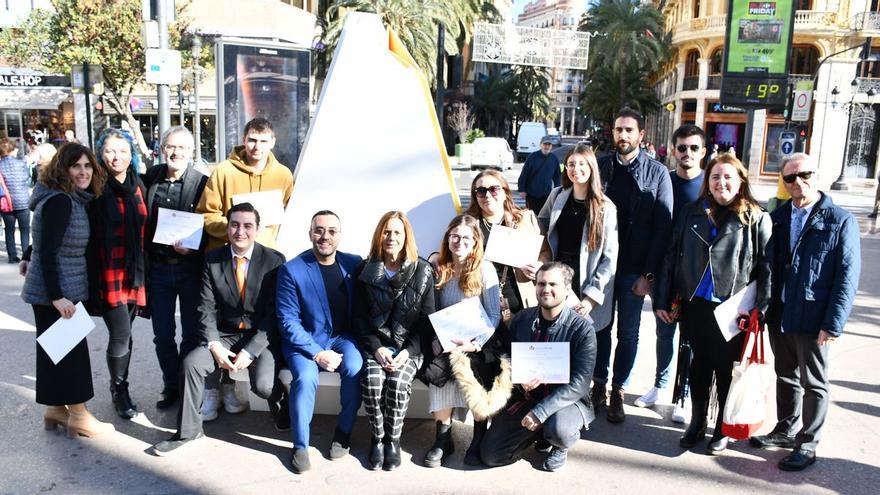 Autoridades, alumnos de las EASD y representantes empresariales han asistido a la presentación del novedoso elemento urbano.