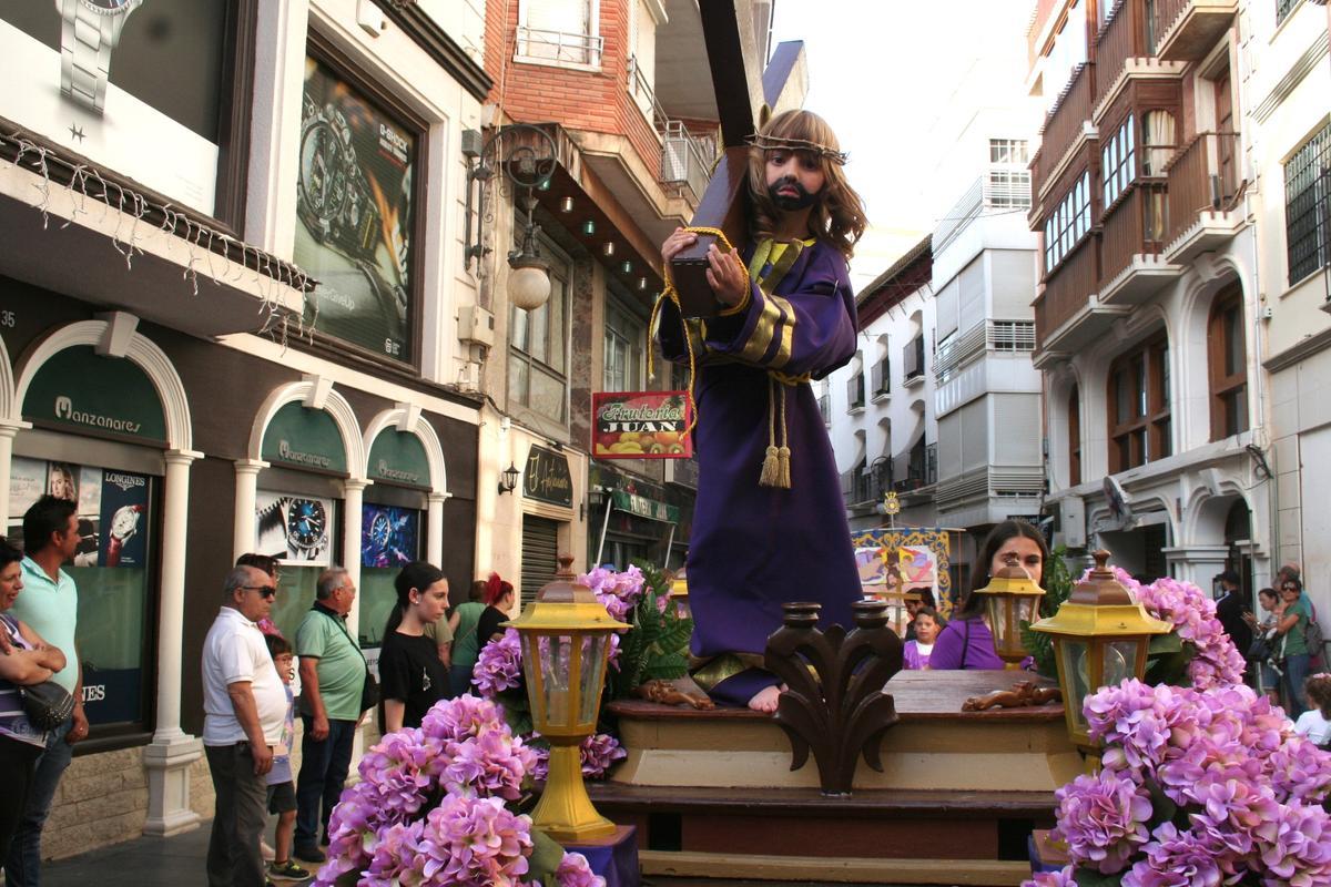 Un pequeño recreaba al Cristo del Perdón, del Paso Morado.