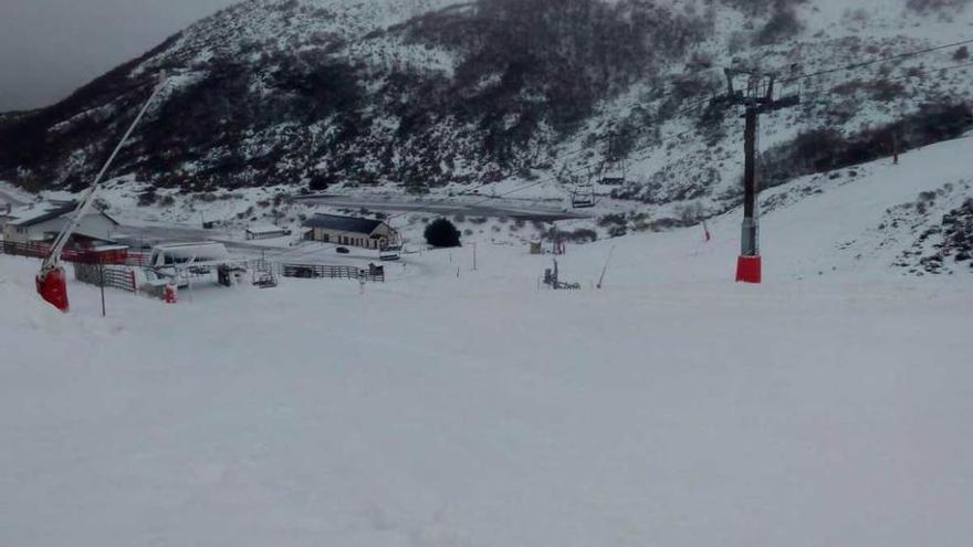 La estación de Pajares, ayer, cubierta de nieve.