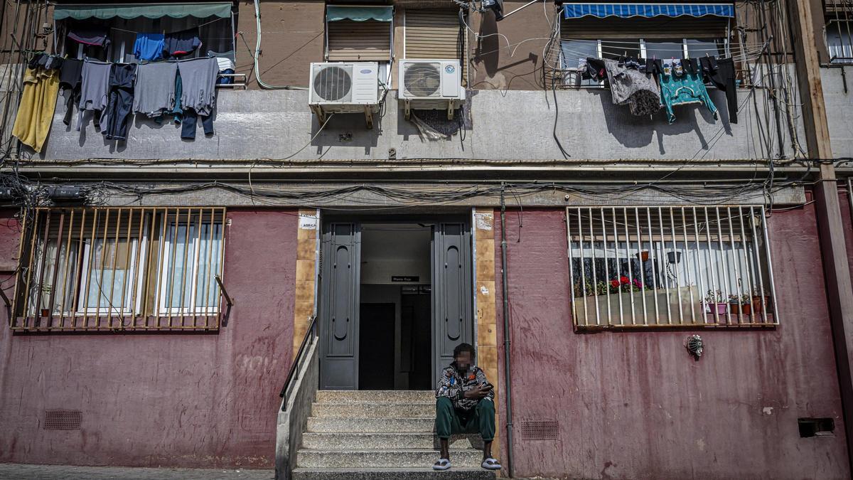 Un bloque de viviendas en el barrio del Besòs i el Maresme, en Barcelona.