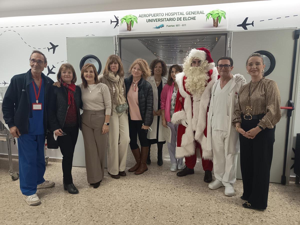 Este miércoles 17 de diciembre ha tenido lugar otro de los momentos destacados del programa con la visita de Papá Noel, acompañado por miembros de la Biblioteca Municipal de Elche