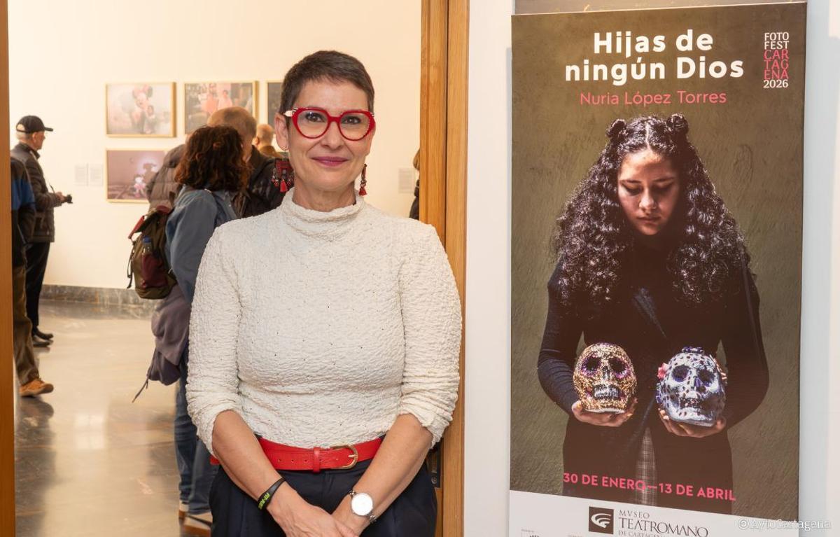 La fotógrafa Nuria López Torres durante la inauguración de la exposición.