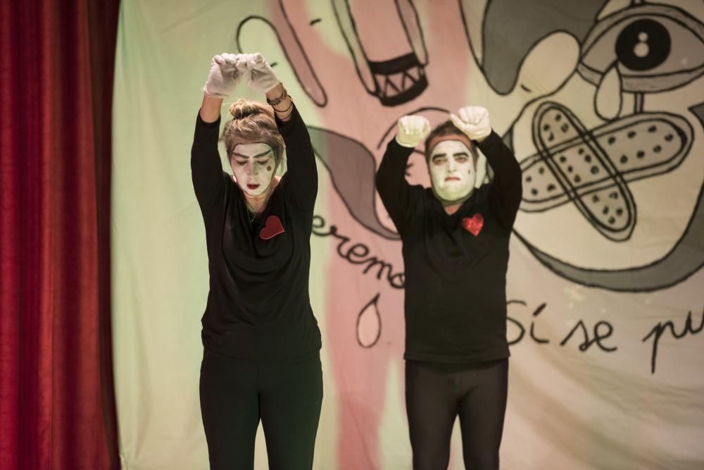 La tarda de circ i teatre a la Llar Sant Joan de Déu mostra el poder transformador de les arts escèniques