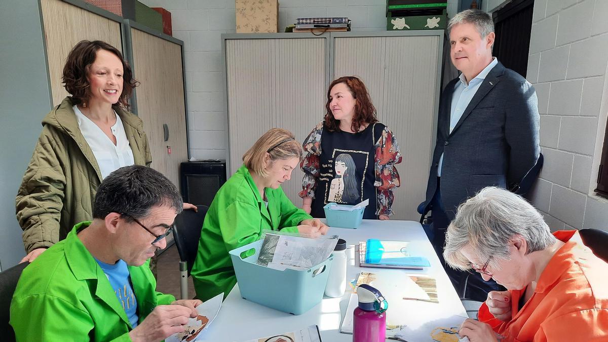 Melania Álvarez, Ana Vigón y Enrique Rodríguez Nuño durante la vista al CAI de Villamil.