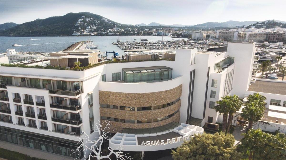 Fachada del Hotel Aguas de Ibiza en Santa Eulària.