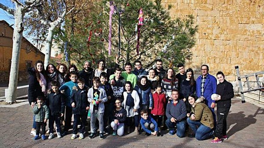 Los vecinos de Arcenillas instalan el árbol de Navidad