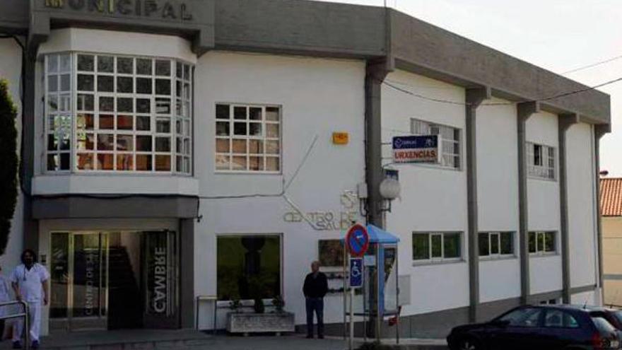 Vista de la entrada del centro de salud de Cambre. // Carlos Pardellas