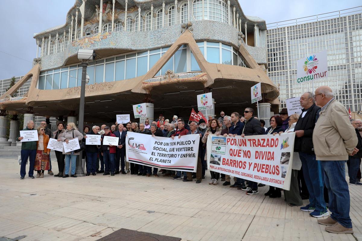 Un momento de la concentración de la comisión este jueves a las puertas de la Asamblea.