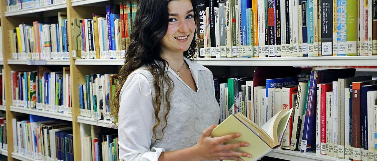 María Luisa Rico Orero, en la biblioteca de Albal. | M. A. MONTESINOS