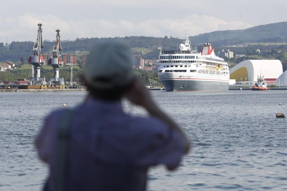 El "Braemar" abre la temporada de cruceros en Avilés, con 839 pasajeros y 390 tripulantes