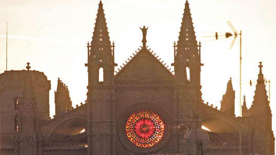 Fenómeno lumínico sobre el rosetón mayor de la Seu