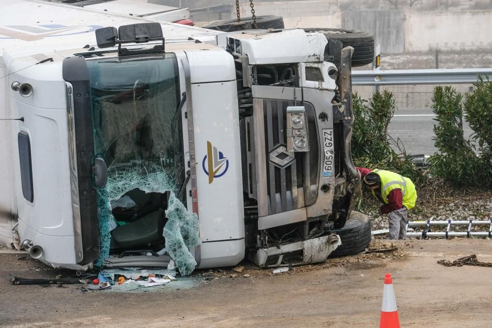 Un accidente corta dos carriles de la A-31