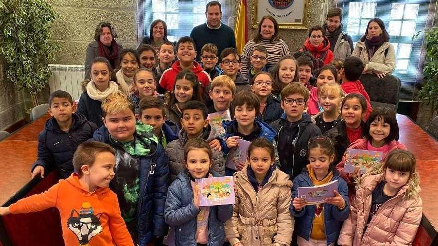 Visita de un grupo de escolares al consistorio de Cerdedo