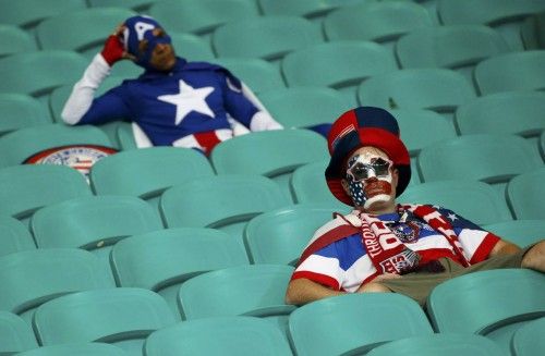 Los aficionados de Estados Unidos muestran el abatimiento al final de la prórroga de la Copa del Mundo 2014 entre EE.UU. y Bélgica en el estadio Fonte Nova, en Salvador.