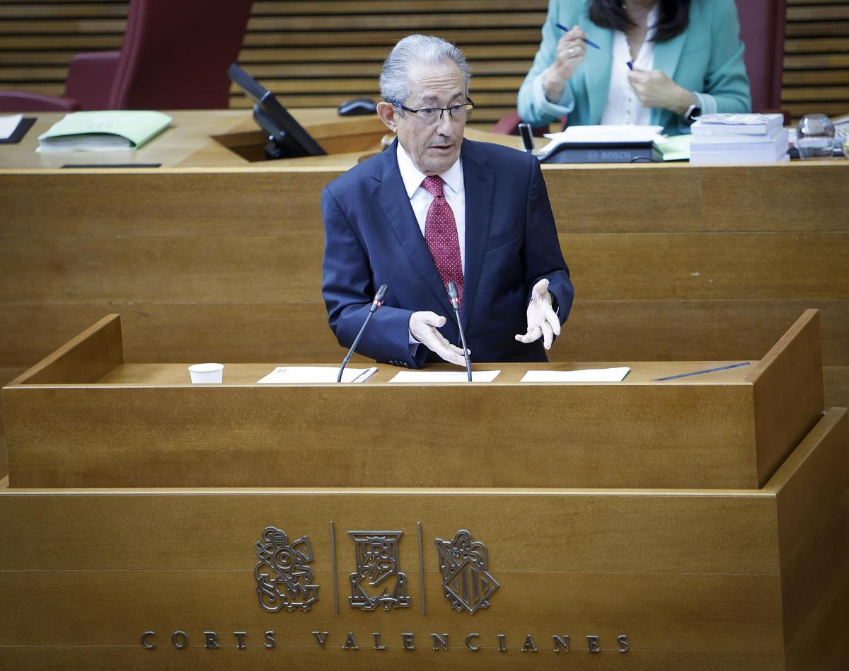 El Síndic de Greuges, Ángel Luna, defendiendo el informe de 2023 en las Cortes.