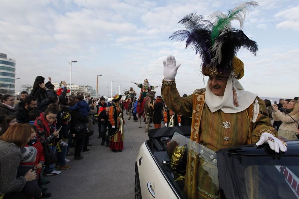 Una multitud recibe a los Reyes Magos en Gijón.