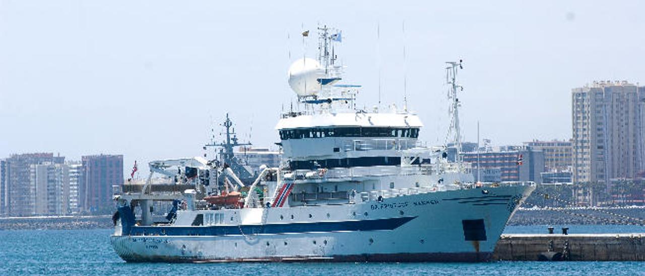 El barco científico &#039;Dr. Fridtjof Nansen&#039;, atracado ayer en el muelle de Santa Catalina.