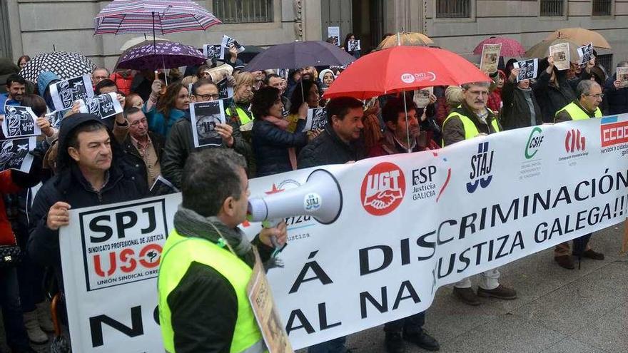 Concentración de los funcionarios de justicia ante la Audiencia de Pontevedra. // Rafa Vázquez
