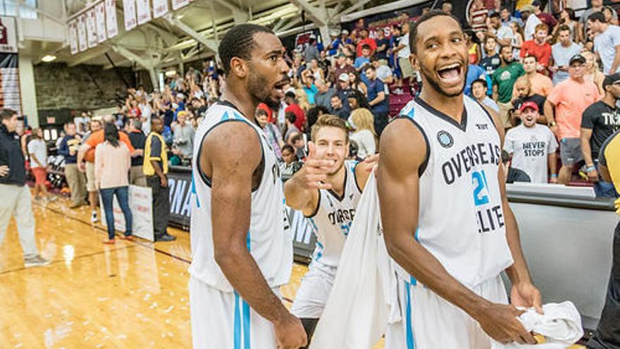 Kyle Fogg (derecha) con la camiseta del Overseas Elite.